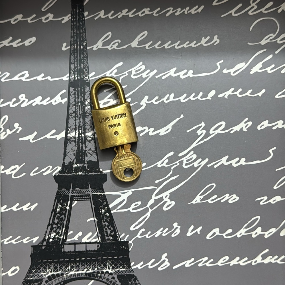 Louis Vuitton #213 Lock and Key - Picture 2 of 5